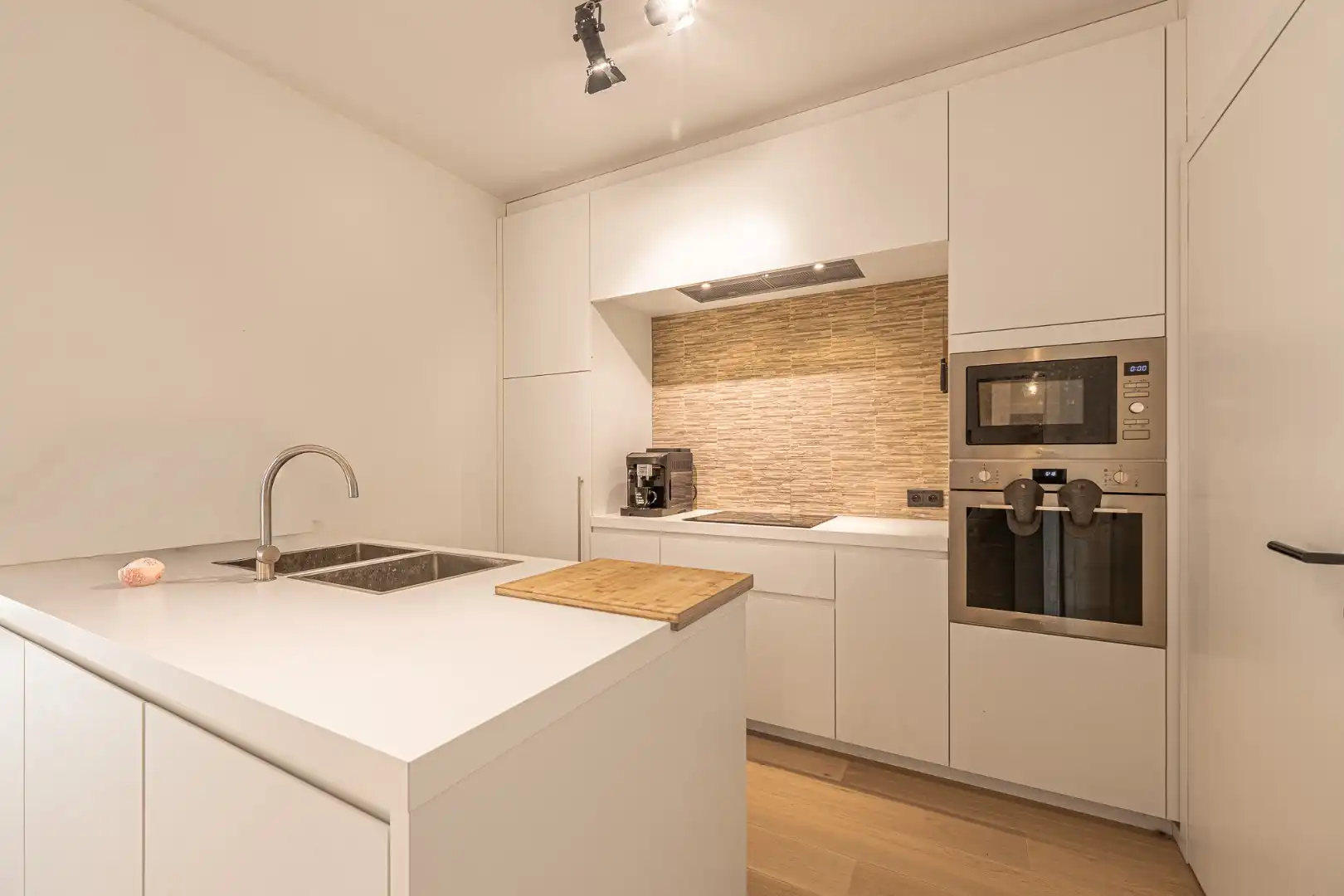 Recent, instapklaar appartement met overdekte staanplaats aan de Broeltorens in Kortrijk foto 11