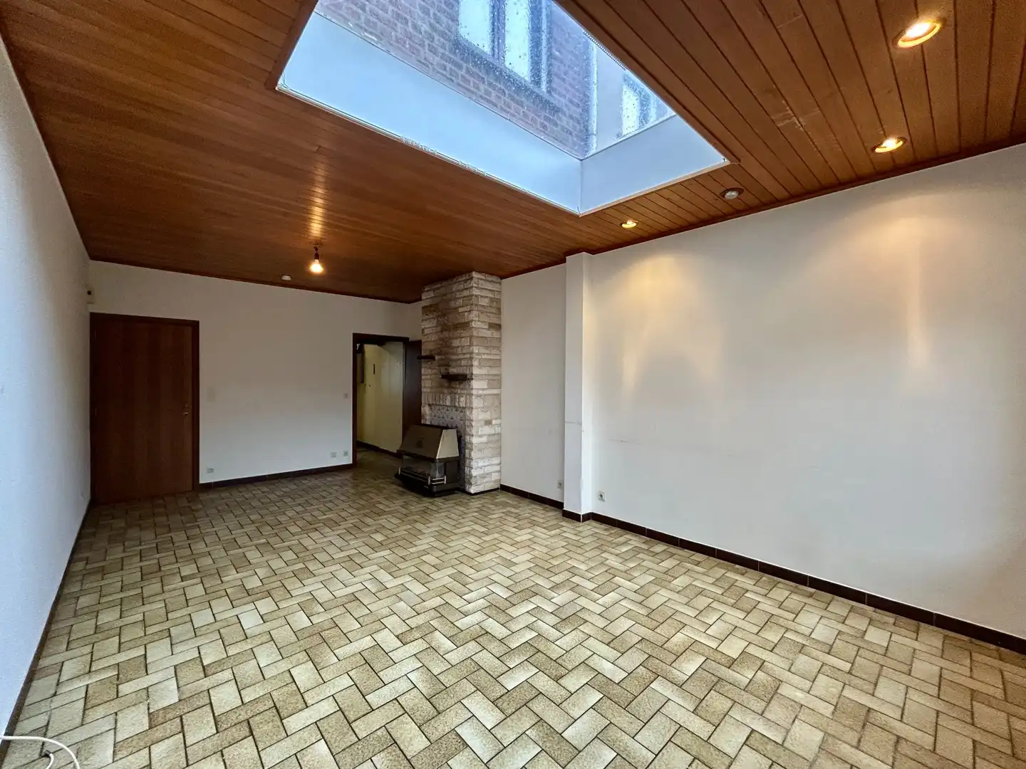 Karaktervolle rijwoning met tuin en garage te Izegem! foto 6