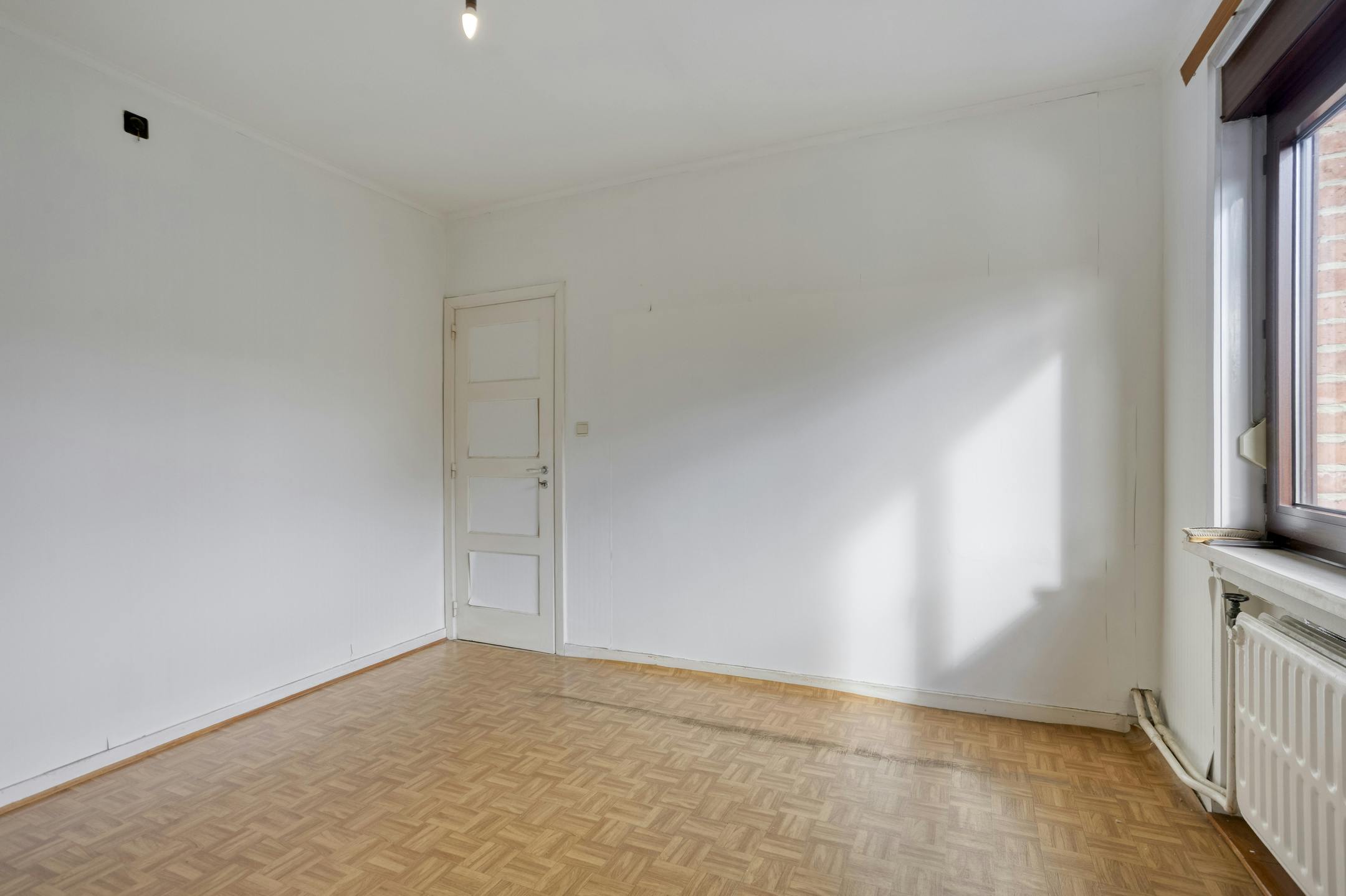 Te renoveren woning met potentieel in Sint-Agatha-Berchem! foto 7