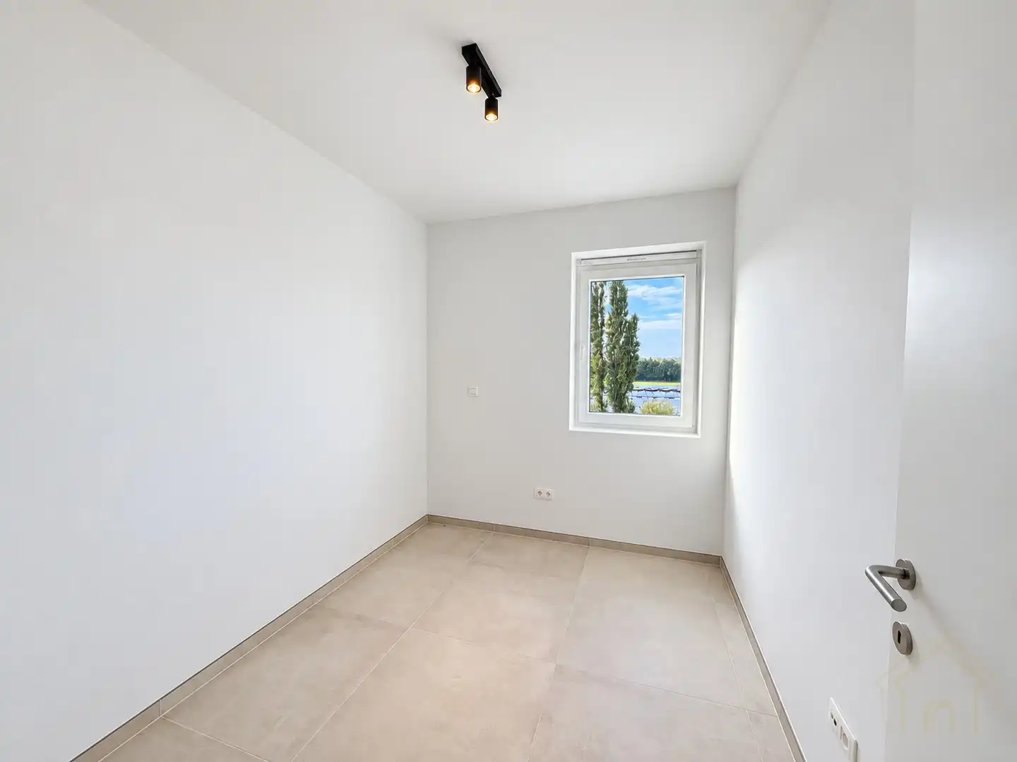 Nieuw appartement met 2 slaapkamers, garage en parkeerplaats, perfect gelegen in Menen - Te huur! foto 8