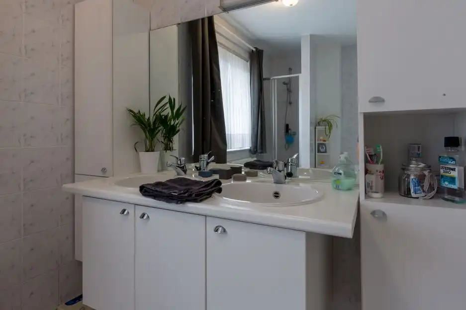 ZEER RUIM APPARTEMENT MET GARAGE, CENTRUM DIEST! foto 23