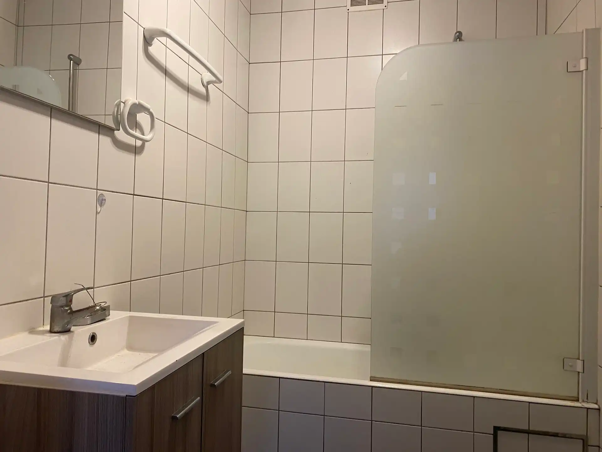 Ruim appartement 3 slaapkamers, geen lift, vernieuwde keuken en badkamer foto 6