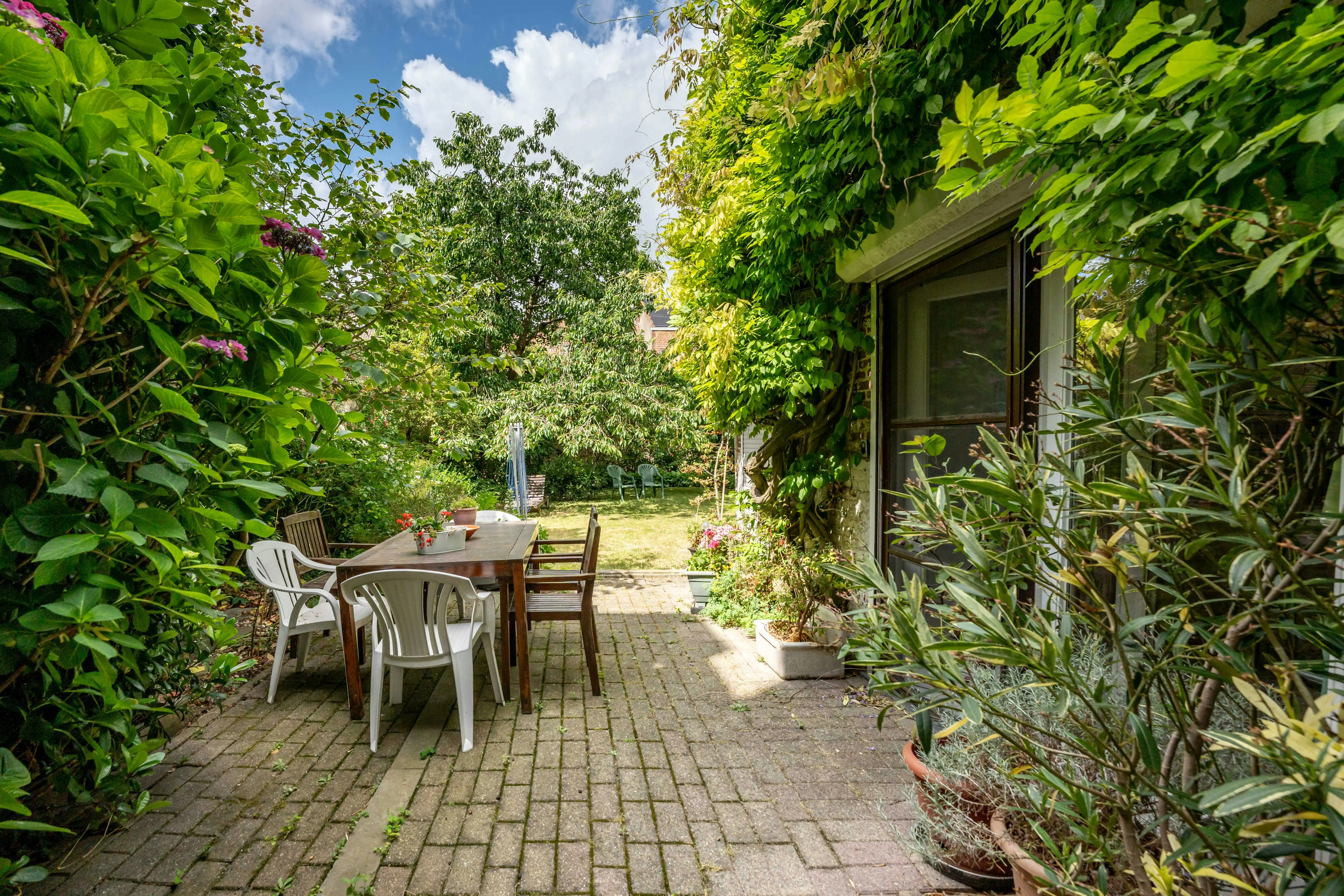 Exclusief neogotisch herenhuis met tuin in historisch Brugge foto 9