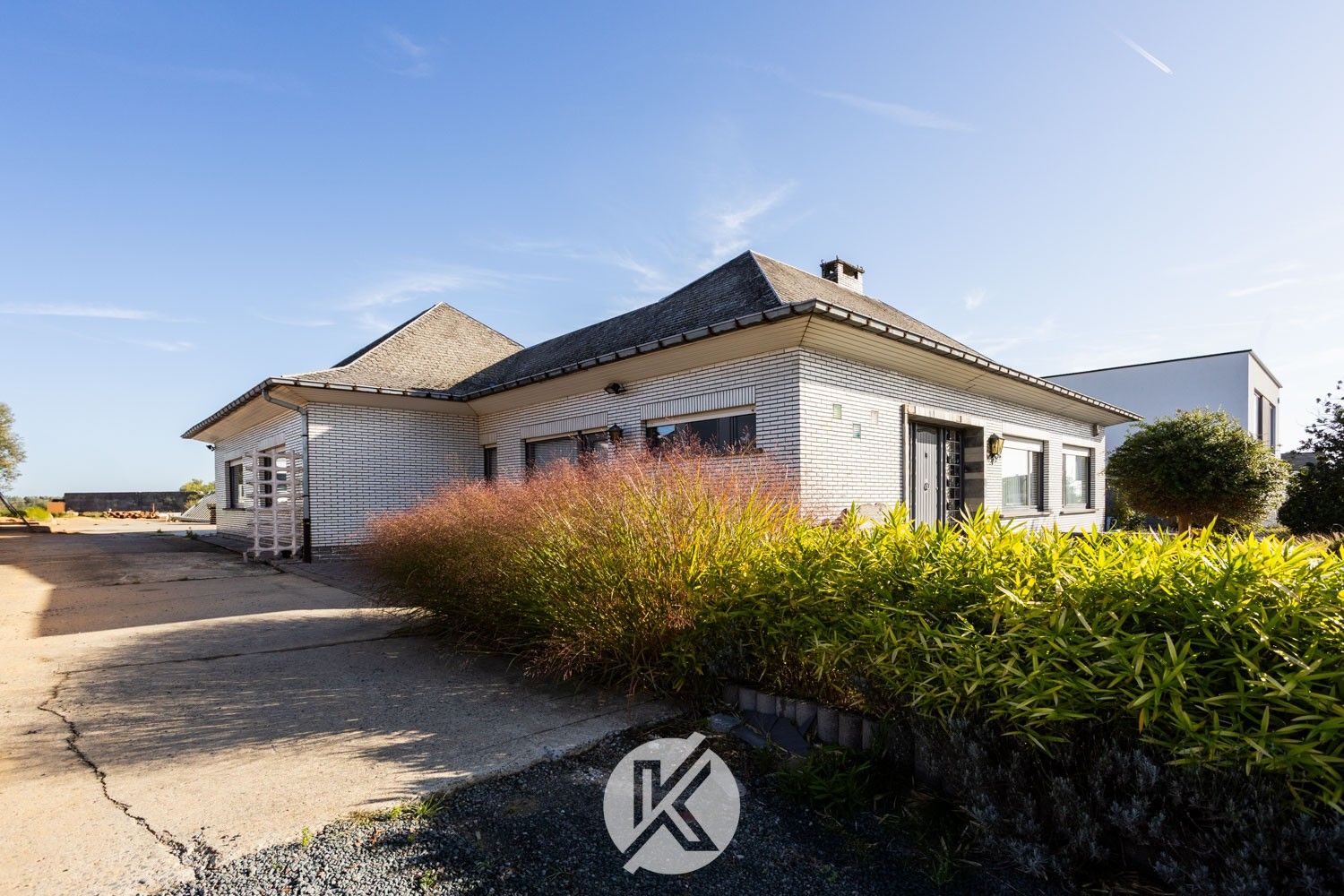 Robuuste, tijdloze villa met veel potentieel foto 27