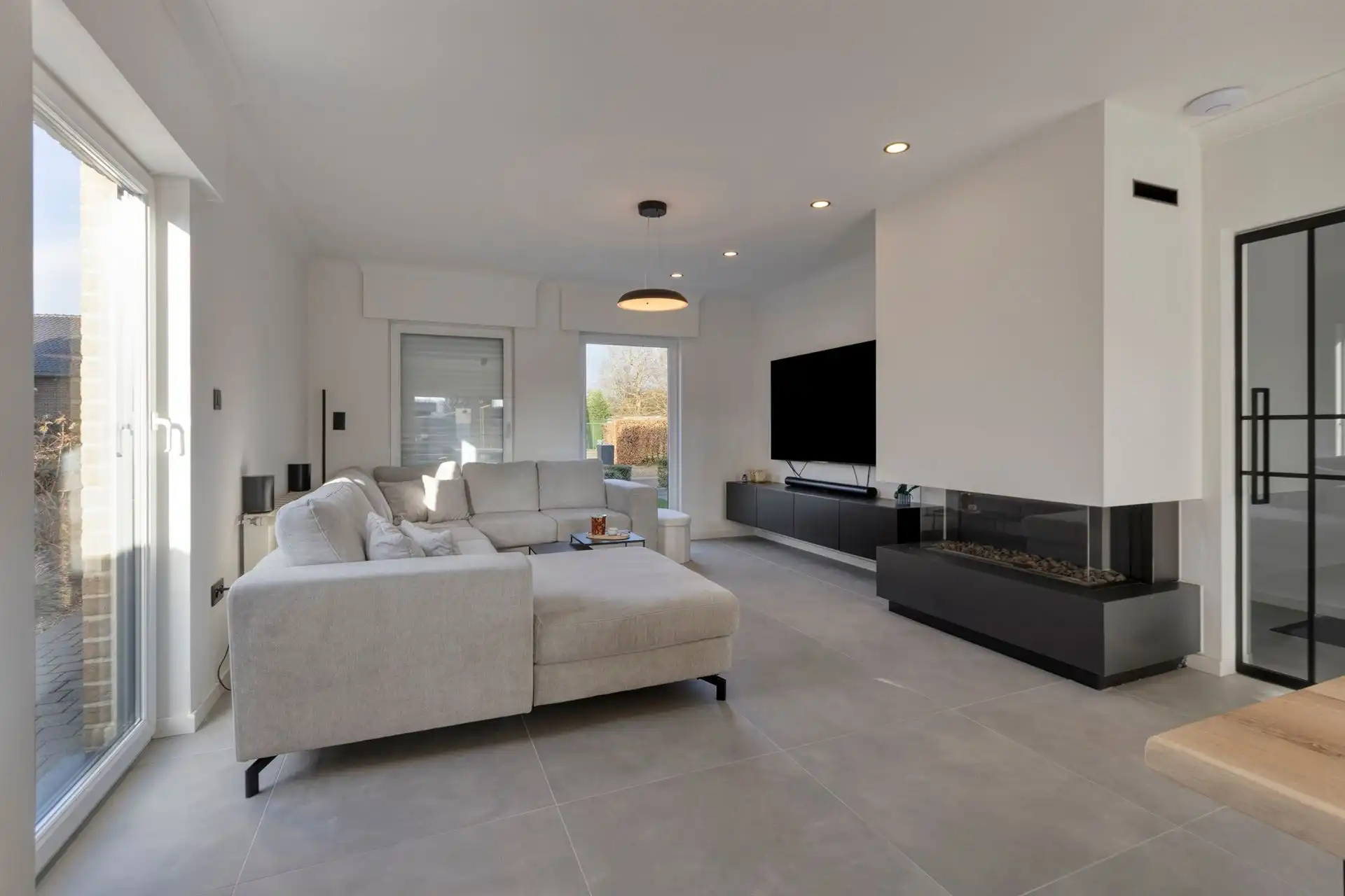 Gerenoveerde en energiezuinige woning met hoogwaardige afwerking in een rustige woonwijk te Wiemesmeer foto 4