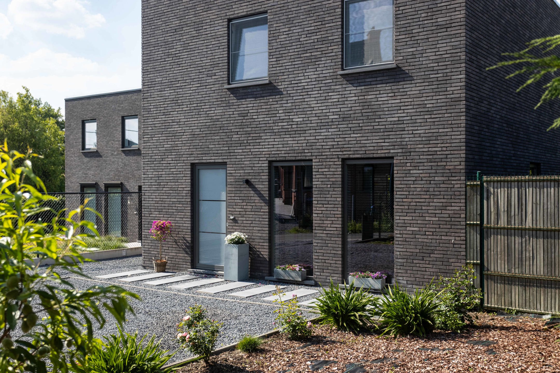Recente (nieuw)bouwwoning  op een gunstige locatie foto 3