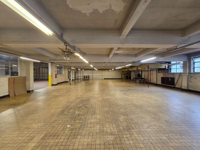 Magazijn met kantoren te huur foto 4