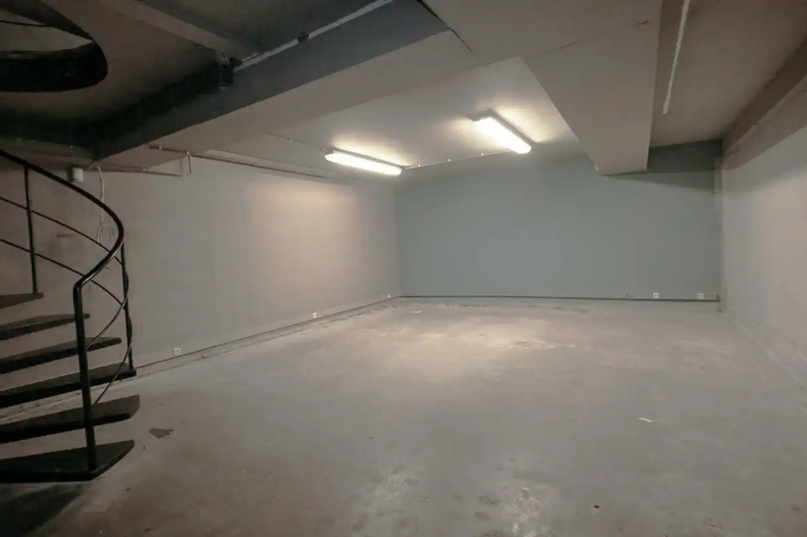 centraal gelegen handelspand Lippenslaan 248 te huur  foto 10