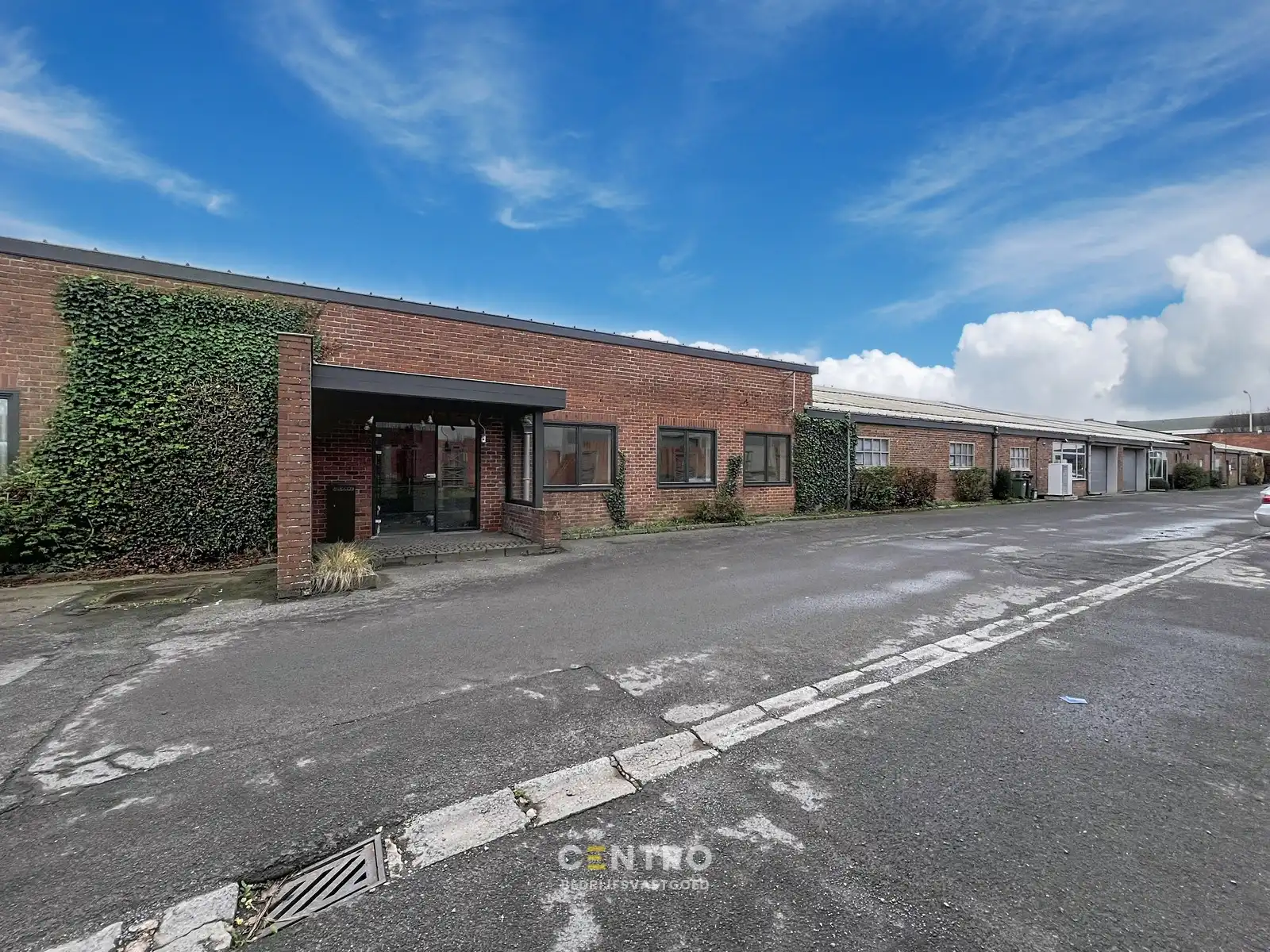 TOONZAAL van 1.000m² met optioneel MAGAZIJN en private PARKING vlak bij de RING van Poperinge ! foto {{pictureIndex}}