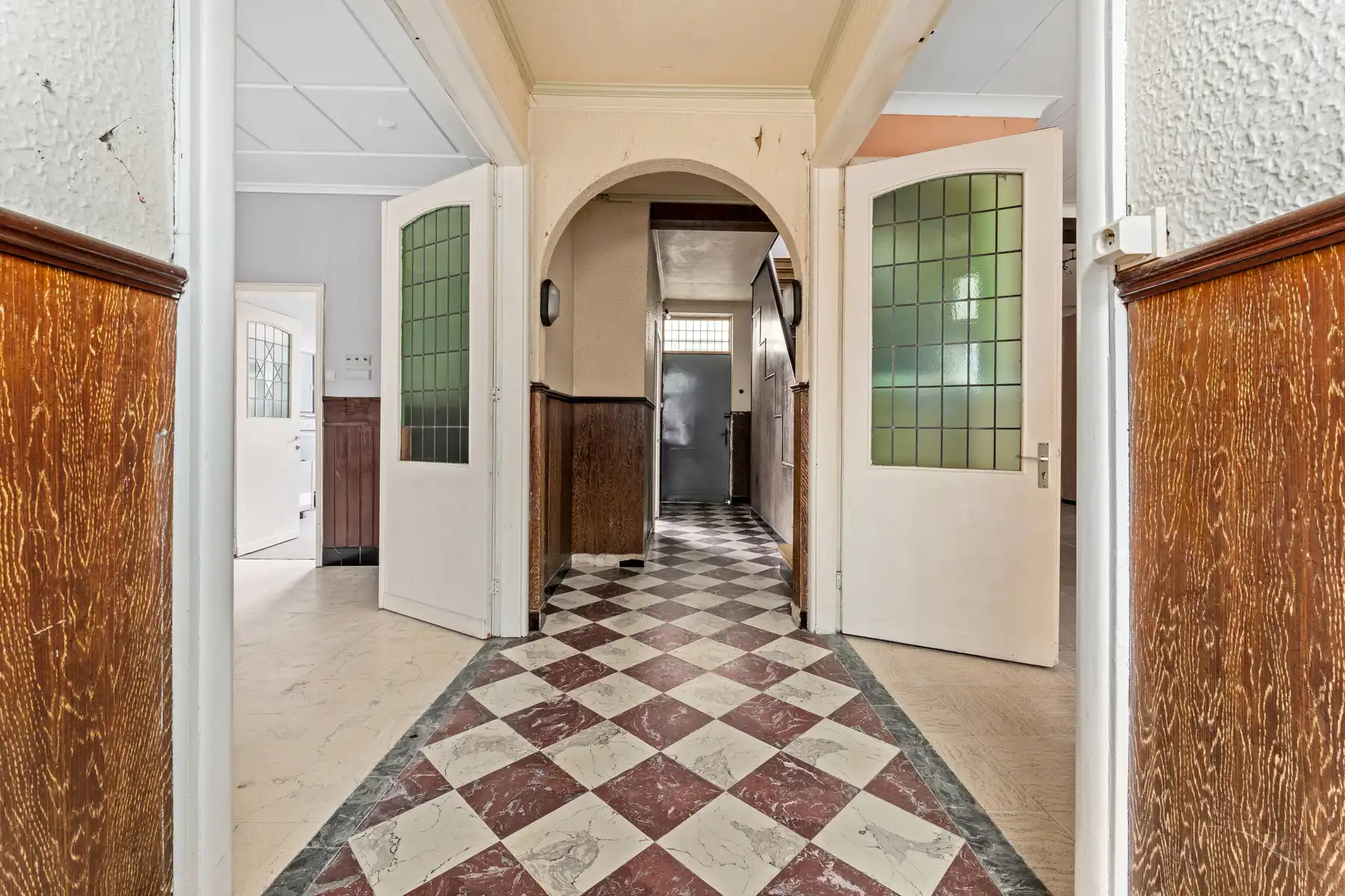 Ruime te renoveren woning met garage in centrum Kortemark foto 3