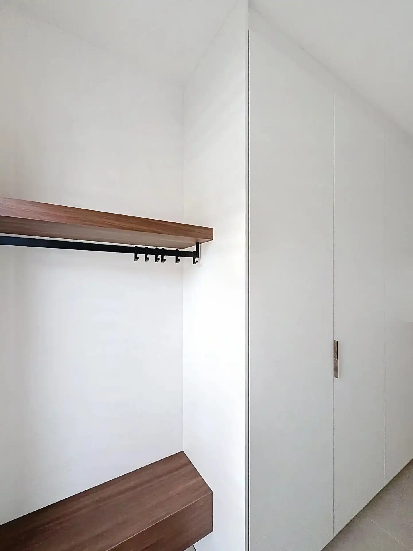 Luxueus en modern afgewerkt gelijkvloers appartement met tuin, 1 slaapkamer en 2 staanplaatsen. foto 7