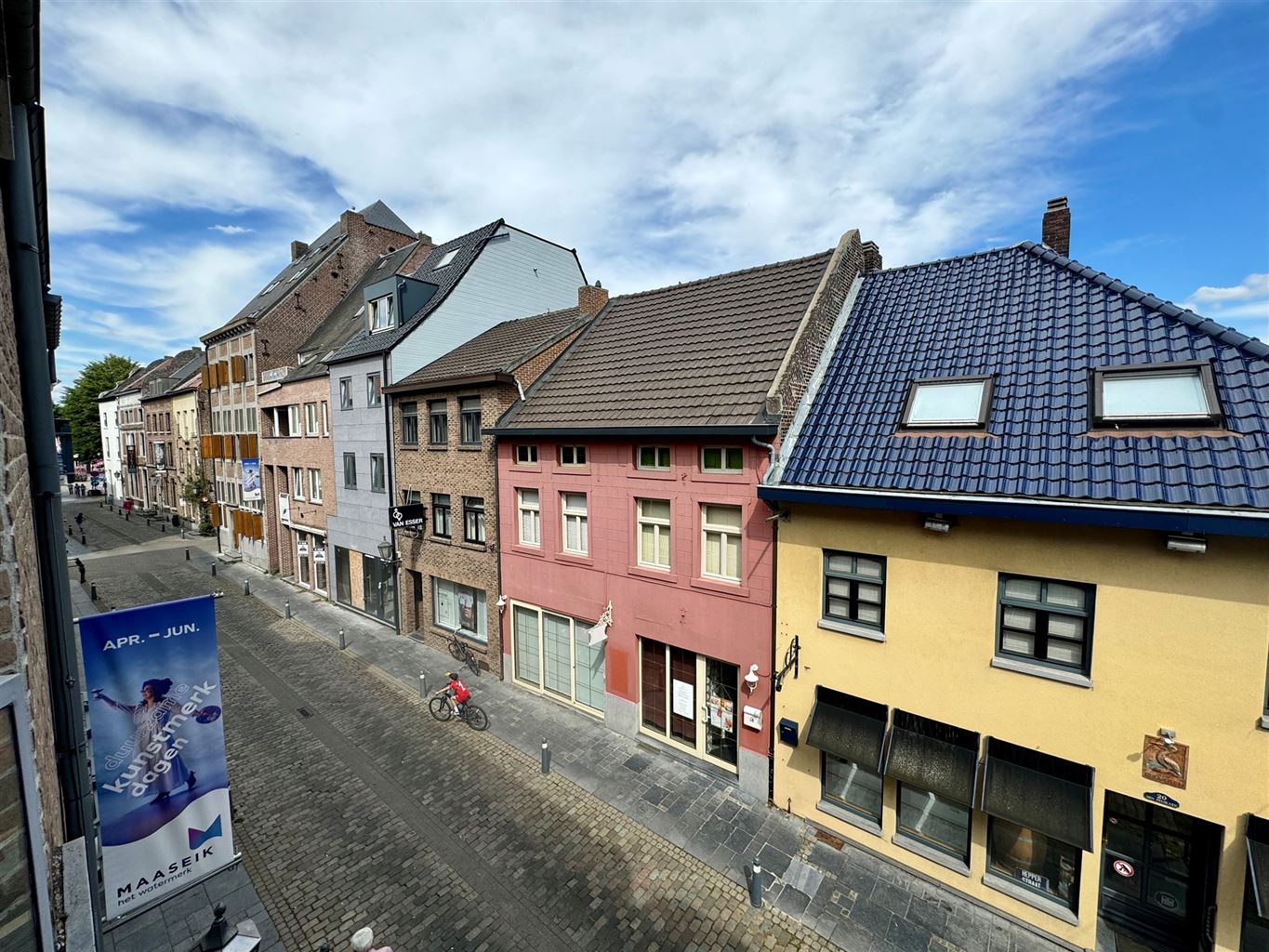 Gerenoveerd 2-slaapkamer appartement met terrasje op een toplocatie nabij de Markt van Maaseik. foto 11