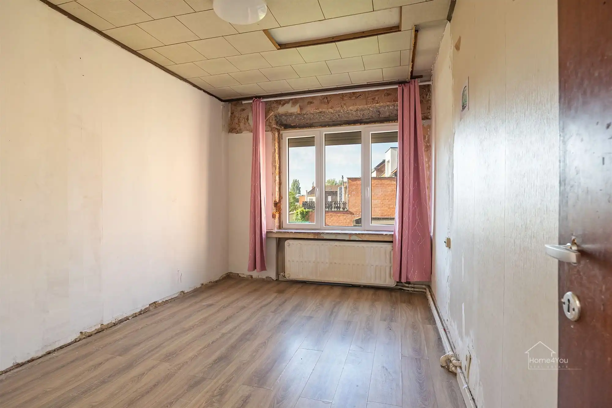 Op te frissen woning met zéér ruime extra zolder foto 13