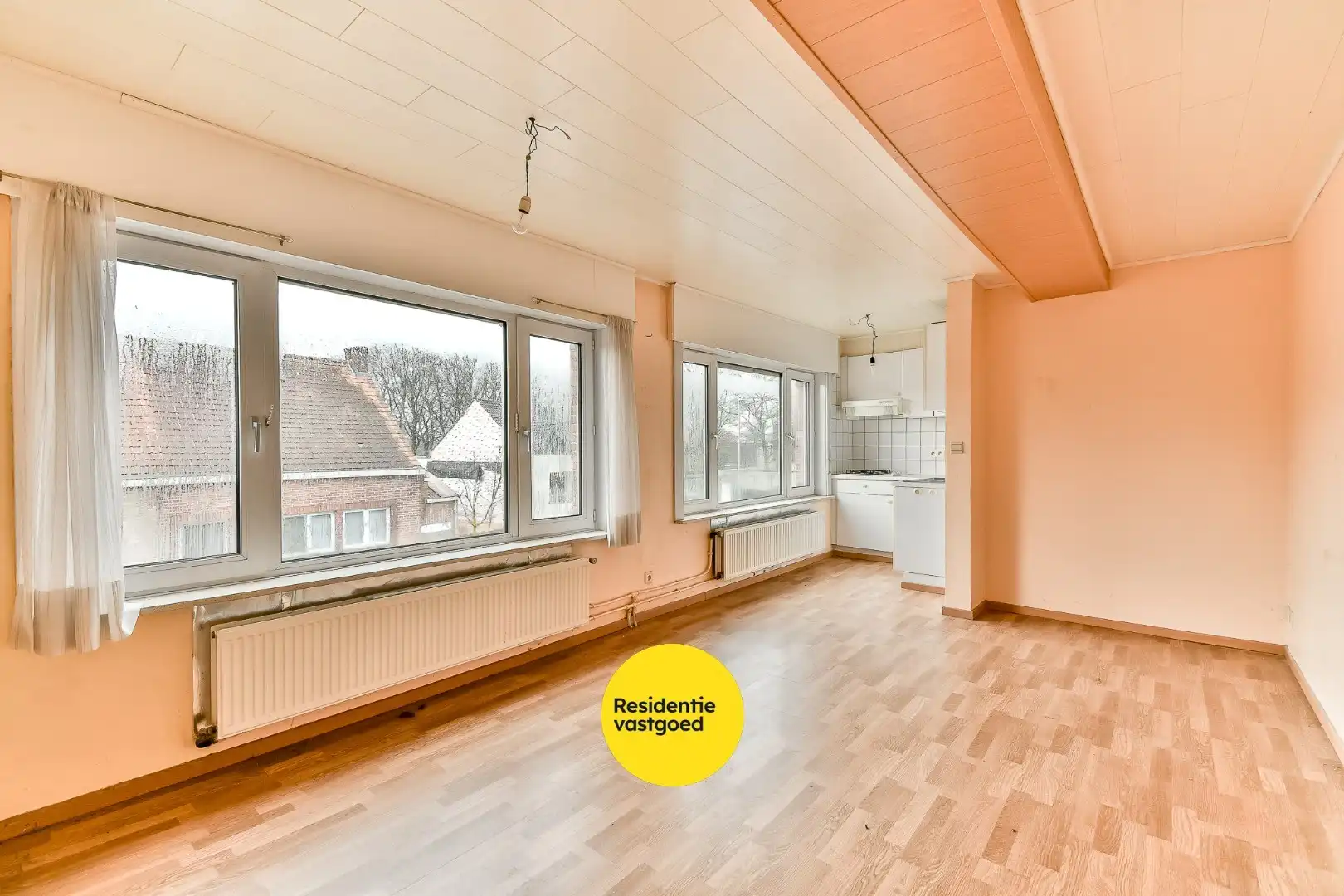 Te renoveren appartementsgebouw met loods op 1.131 m² foto 3
