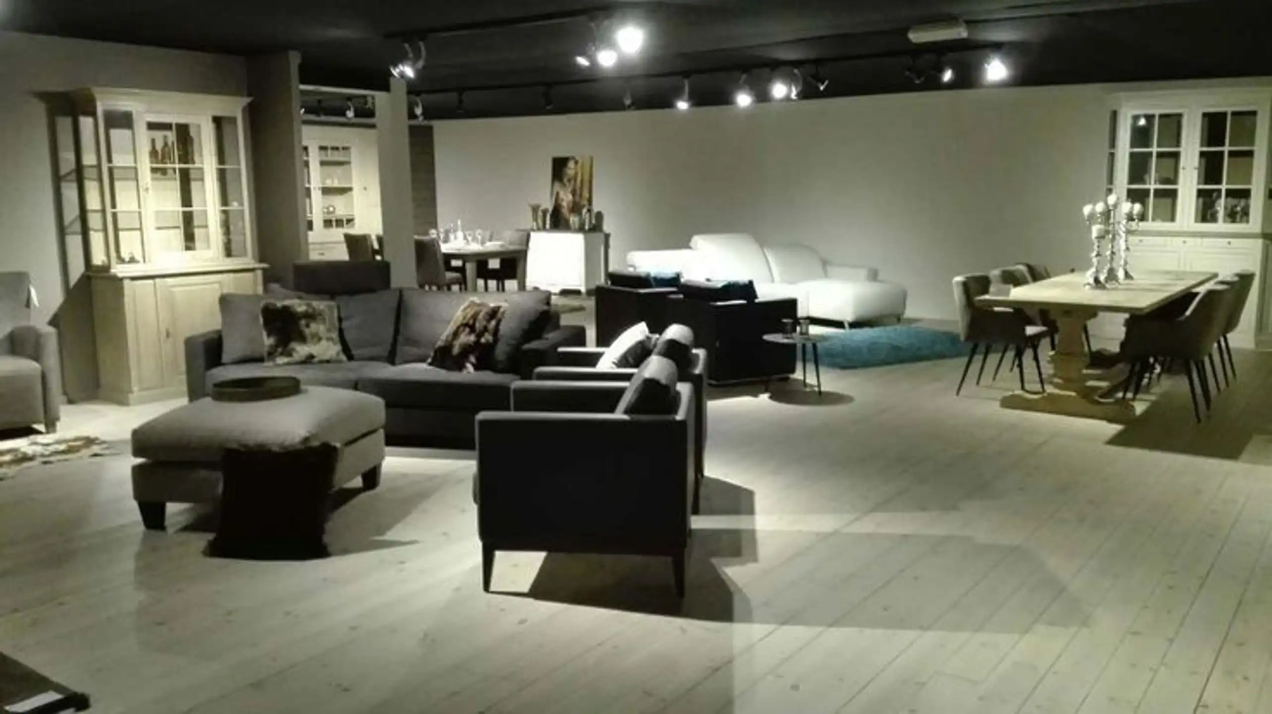 PUTTE: zichtlocatie magazijn met woning en ruime parking foto 8