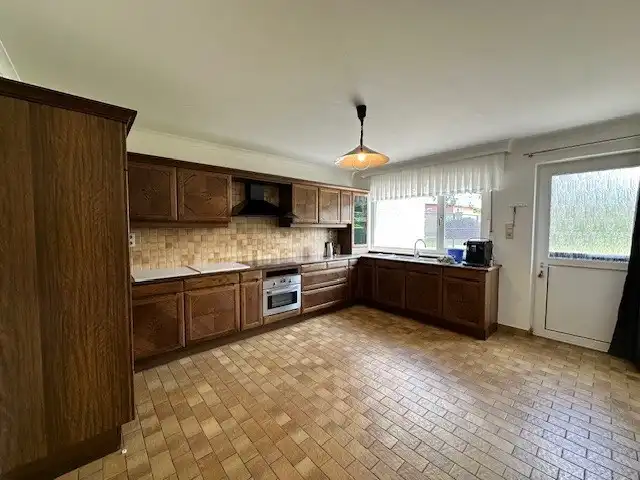 Halfopen woning met 3 slaapkamers, tuin en garage te Neeroeteren.  foto 3