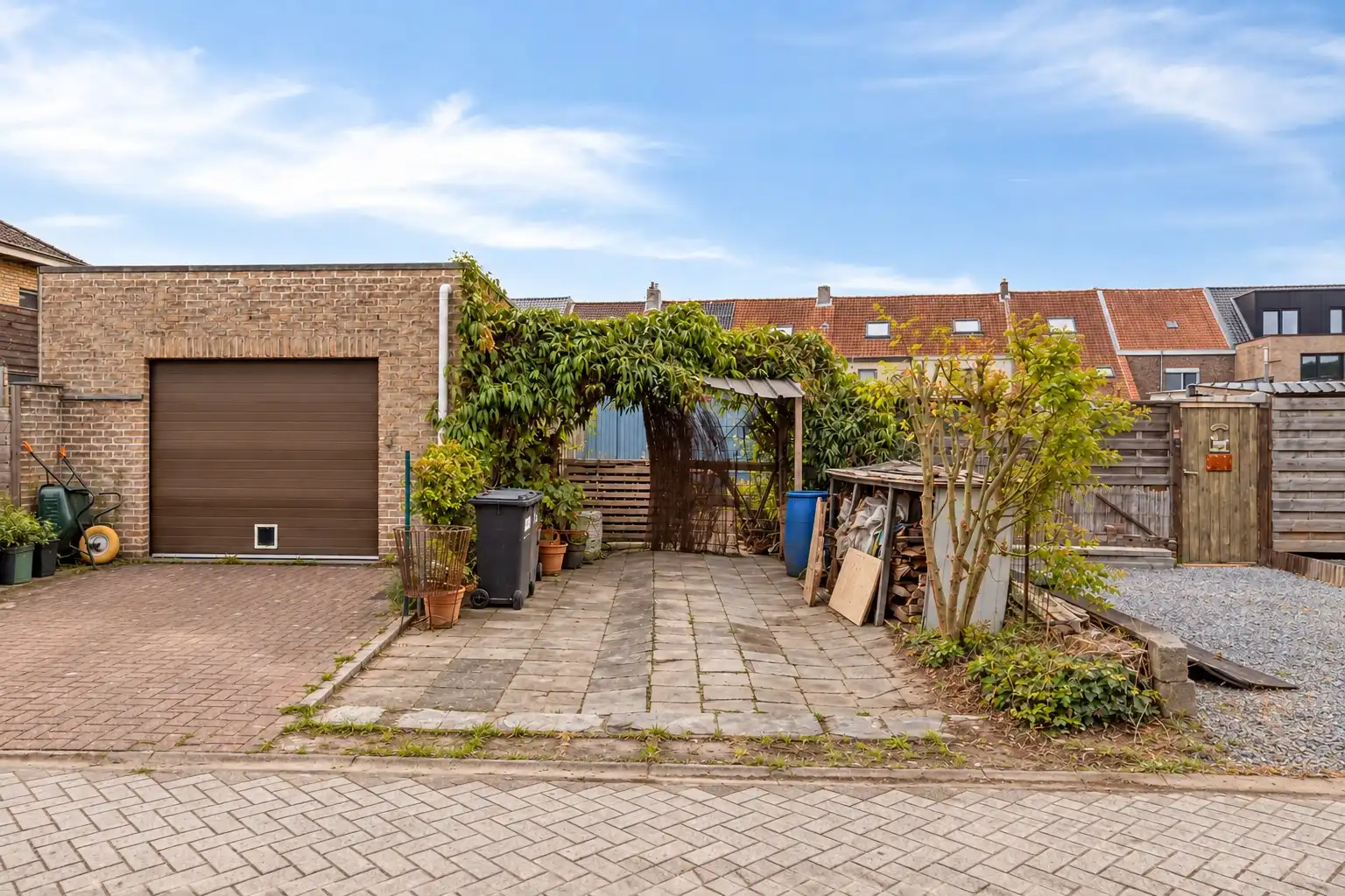 Af te werken woning met uitweg achteraan te Sint-Kruis. foto 22