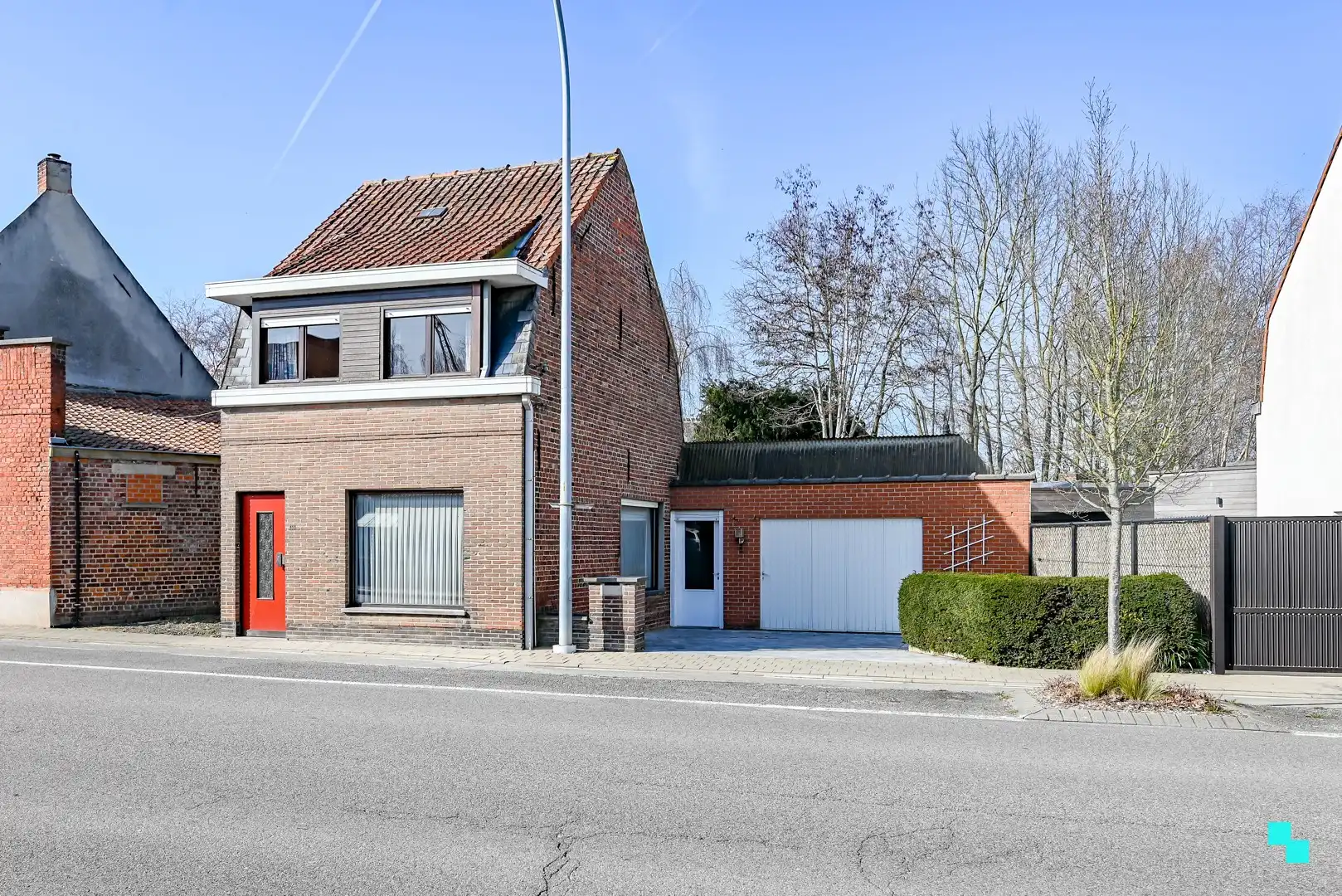 Hoofdfoto van de publicatie: Te renoveren woning met riante garage te Bosmolens