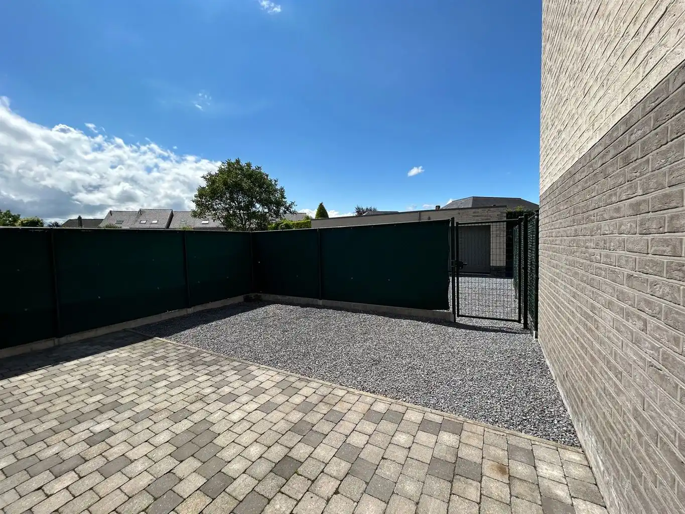 Instapklare stadswoning met 3 slaapkamers, aparte garage en tuintje. foto 15