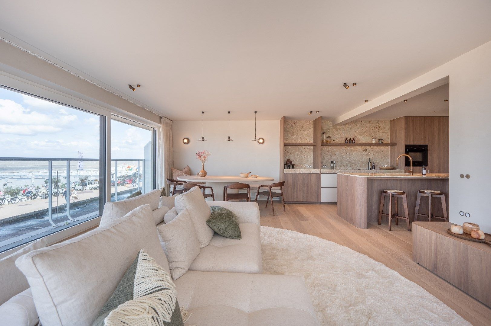 Luxueus gerenoveerd hoekappartement met terrassen en frontaal zeezicht foto 3