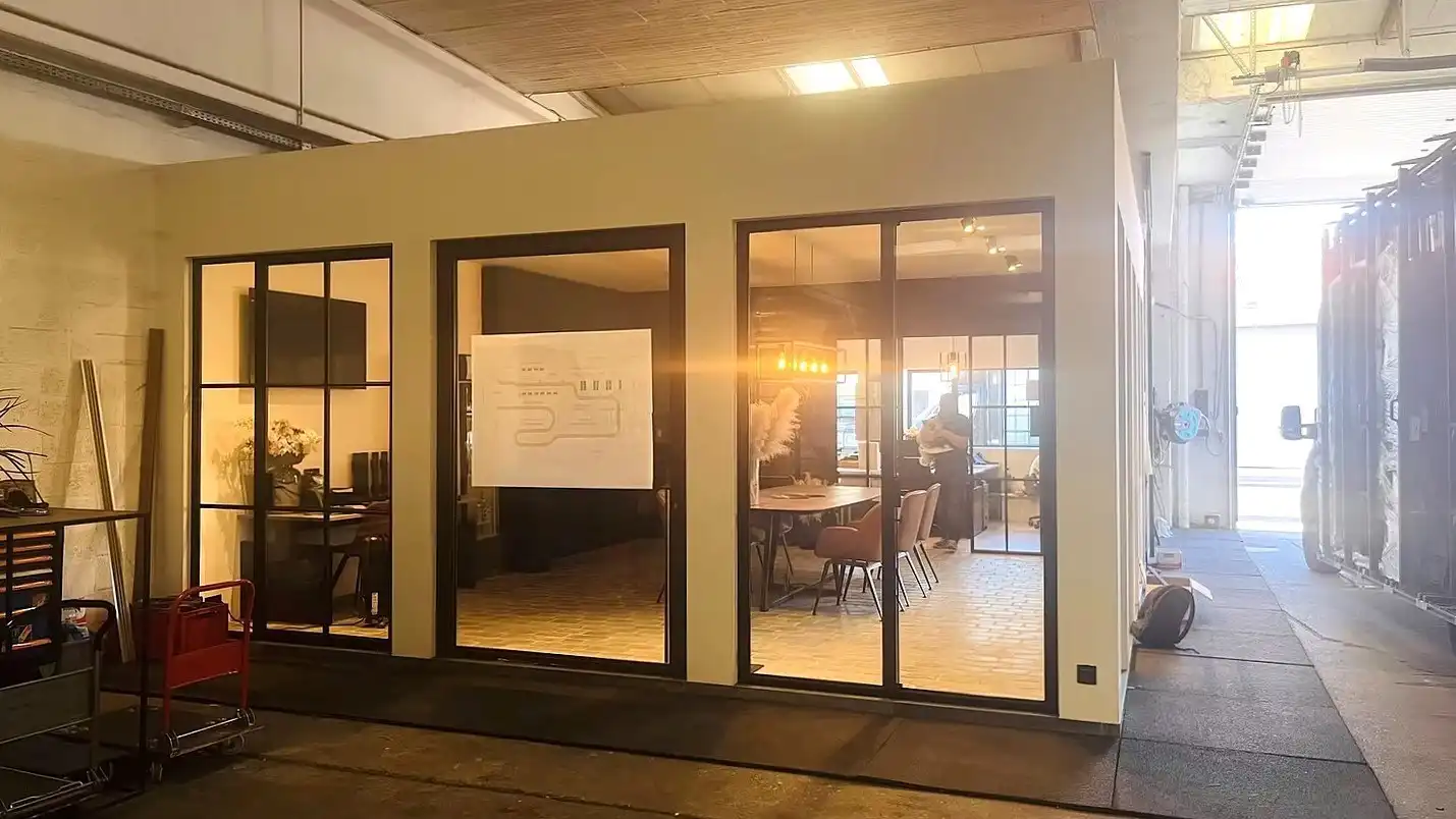 Magazijn met ingericht kantoor te huur in het industriepark te Malle foto 11