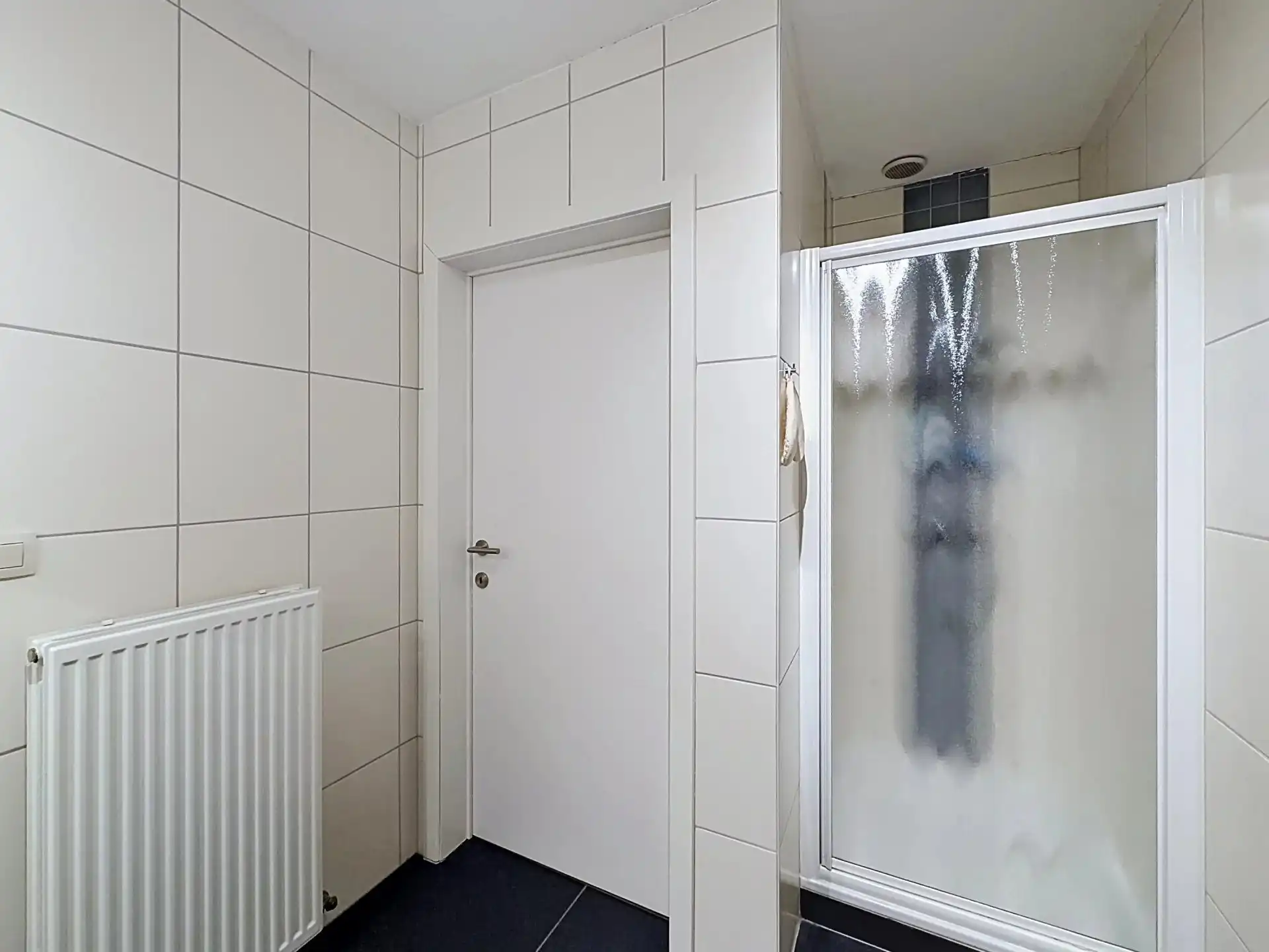 Ruim appartement met 2 slaapkamers, groot terras en staanplaats. foto 10