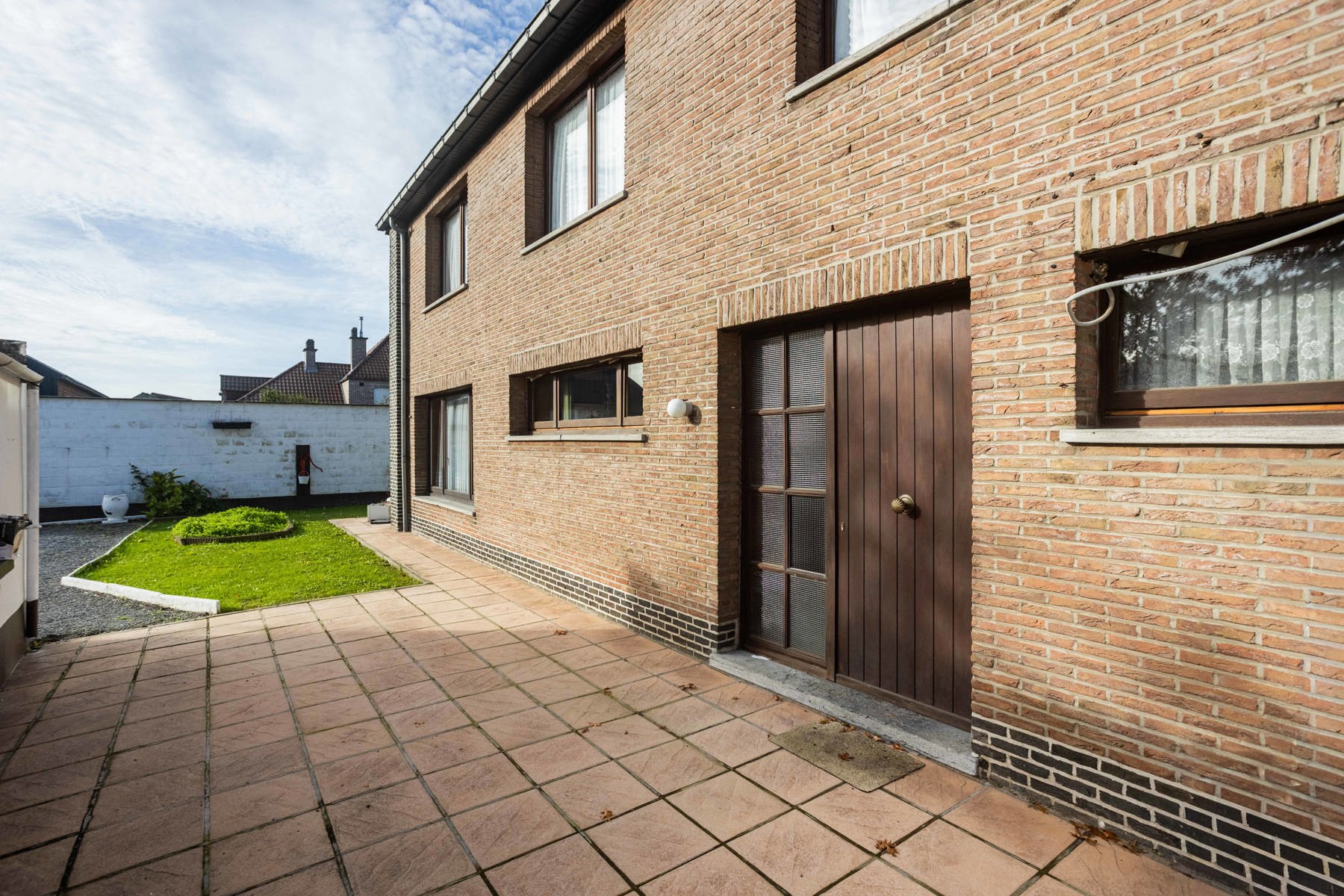 Rustig gelegen open bebouwing met privatieve oprit  foto 2