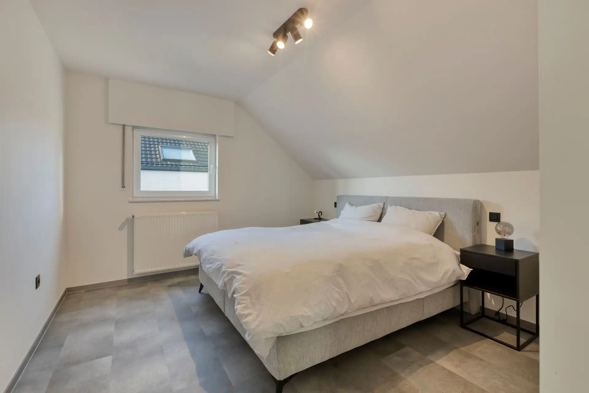 Gerenoveerde en energiezuinige woning met hoogwaardige afwerking in een rustige woonwijk te Wiemesmeer foto 29