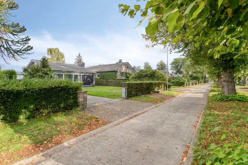 Bungalow op topligging in Astene, rust, groen en een prachtig verzicht foto 14