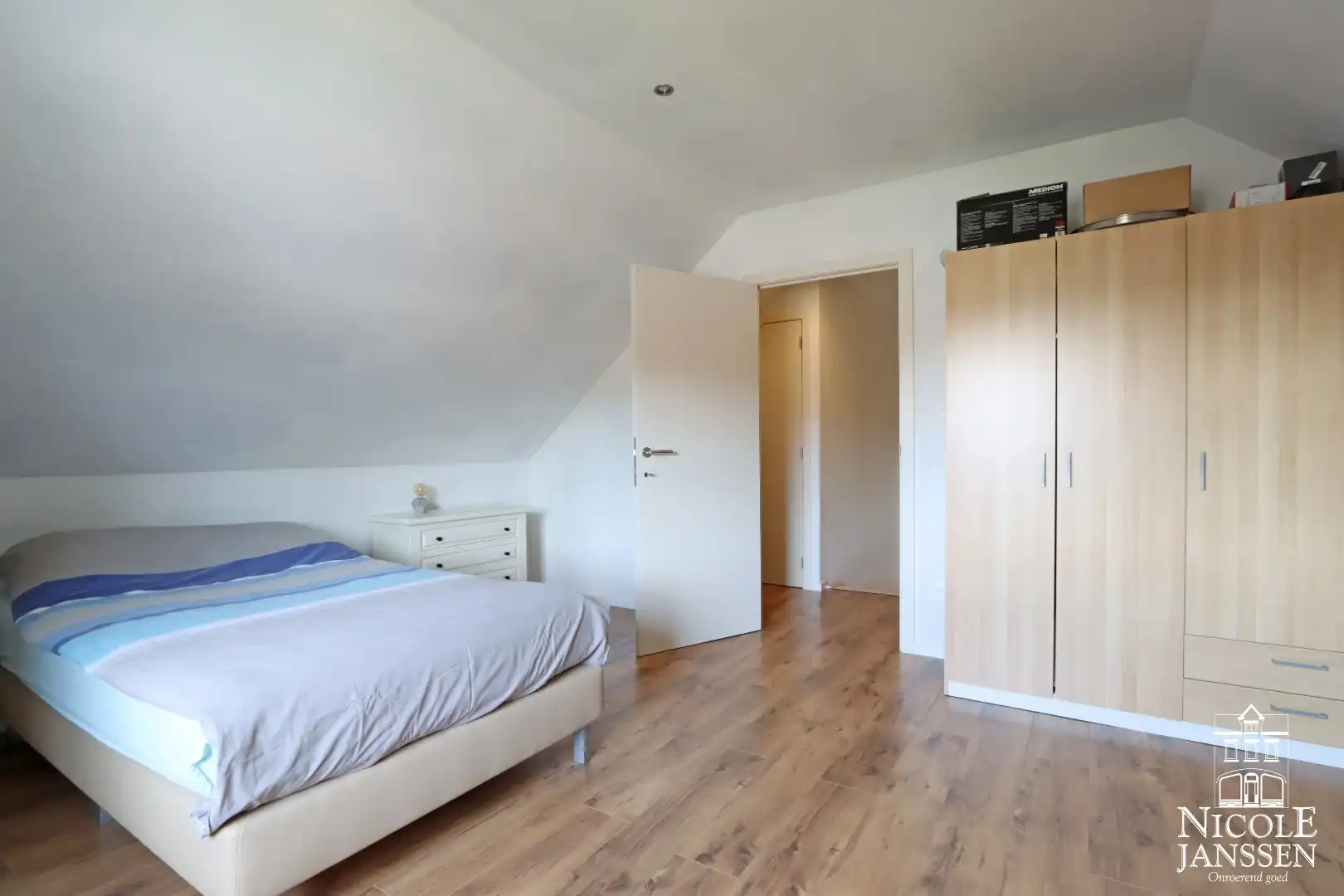 Instapklare halfvrijstaande gezinswoning met diepe tuin en ruime carport foto 20