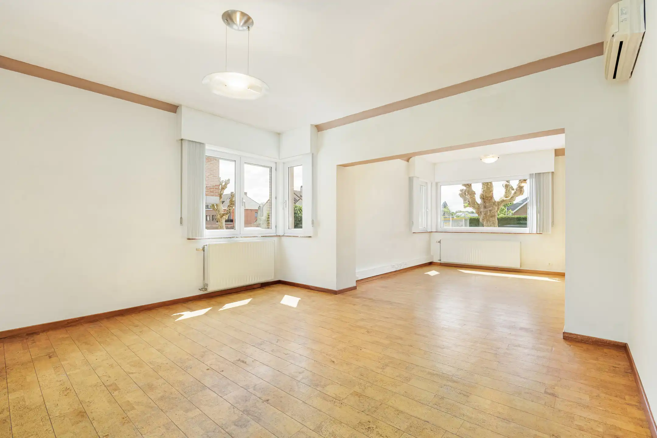 Charmante driegevelwoning met garage foto 4