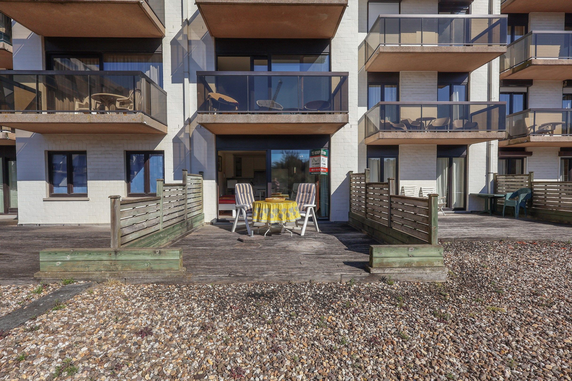 Gelijkvloerse studio met slaaphoek én zonovergoten terras op enkele meters van de zee!  foto 5
