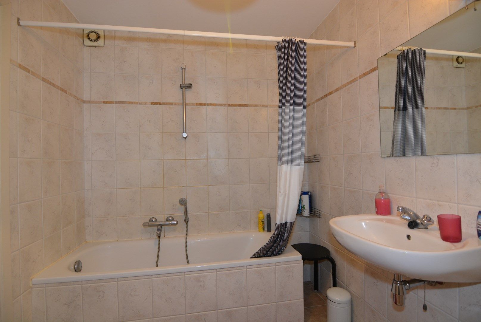 Gelijkvloersappartement met 2 slpks en kelderberging. foto 10
