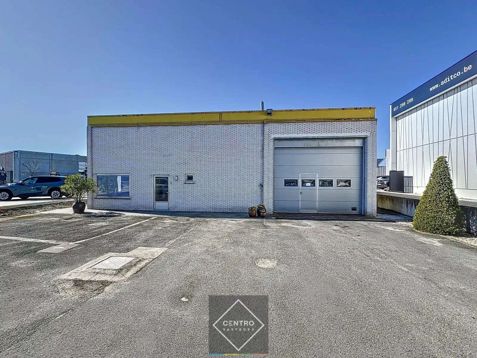 Commercieel gebouw (460m²) met verhard buitenterrein (heden AUTOWERKPLAATS) met uitbreidingsmogelijkheden en VEEL PASSAGE ! foto 2