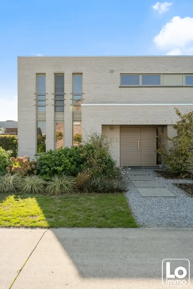 Instap klare moderne open villa met dubbele inpandige garage en een gezellige tuin op een toplocatie nabij het centrum van Lochristi! foto 4