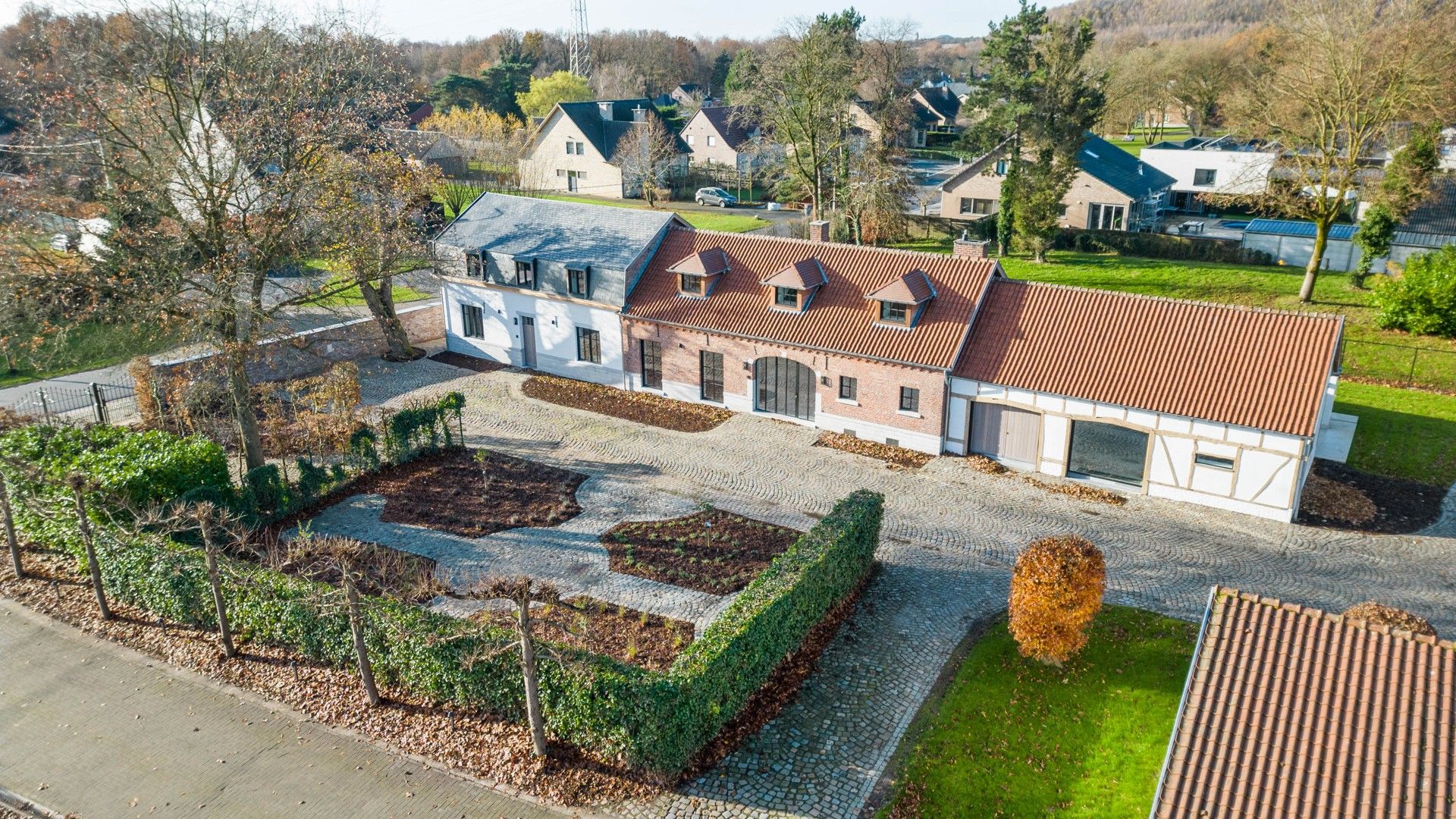 Exclusief landhuis met overdekte piste, buitenpiste en paardenstallen op circa 3 hectare foto {{pictureIndex}}