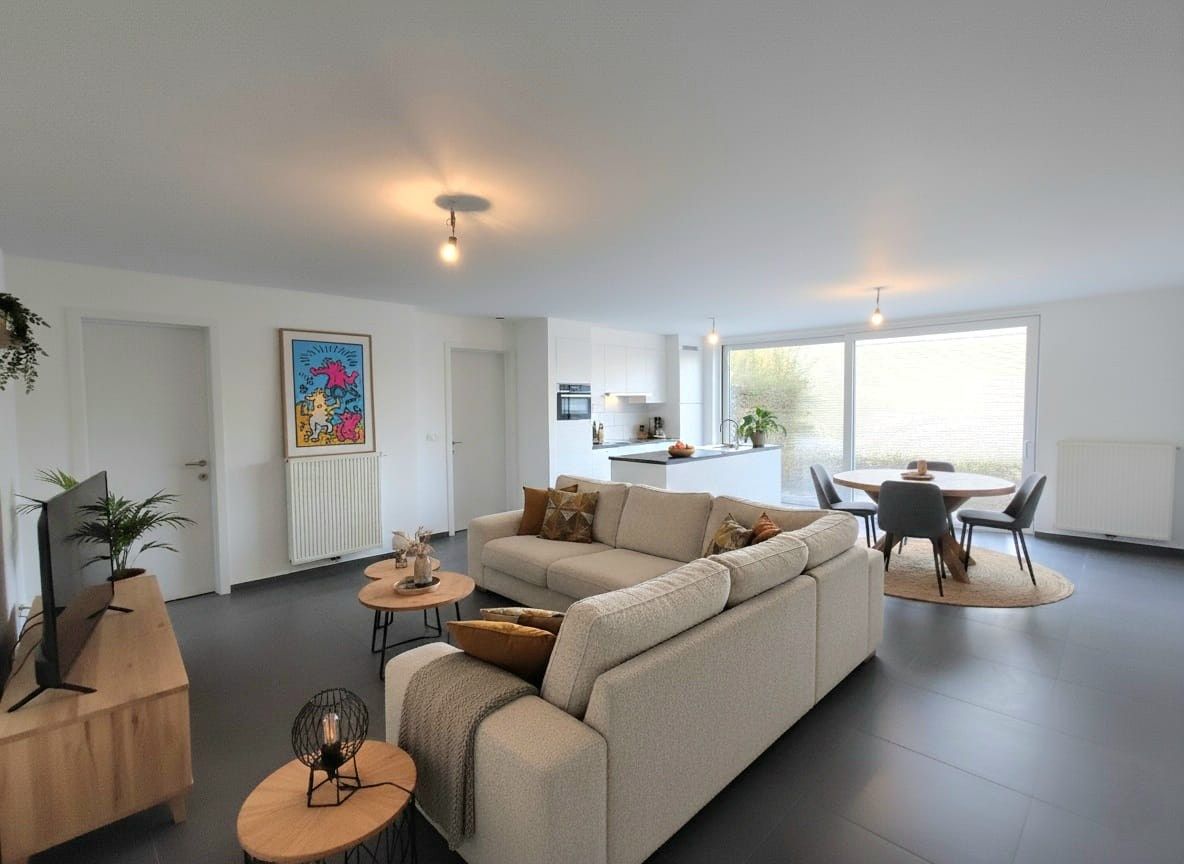 KWALITATIEF AFGEWERKT GELIJKVLOERSAPPARTEMENT MET 2 SLPKS | GARAGEBOX EN AUTOSTAANPLAATS foto {{pictureIndex}}