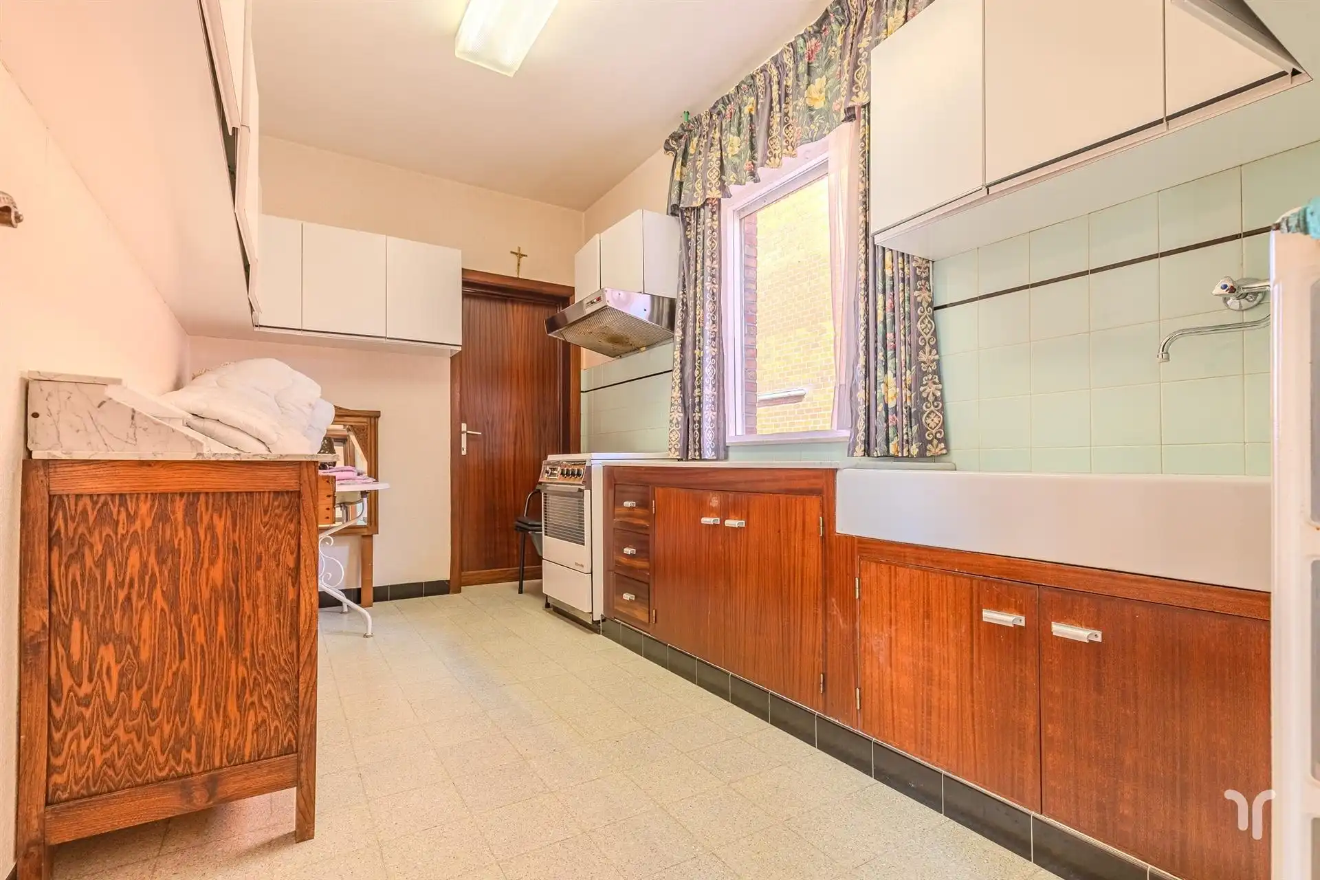 Te renoveren karaktervolle burgerwoning op ruim, zuidgericht perceel met oprit en garages. foto 7