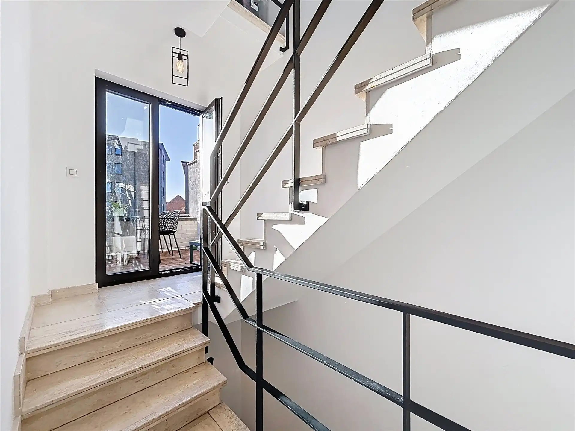 Instapklare ruime woning met grote garage op perceel van 359m² foto 5