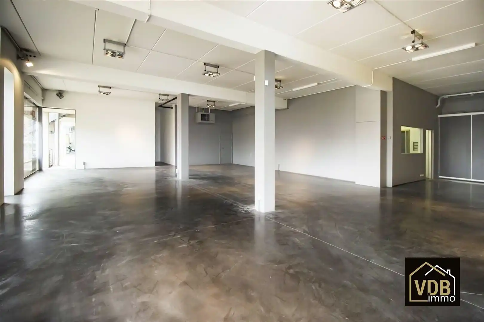 Commercieel gebouw op toplocatie, verhuurd met goed rendemen foto 10