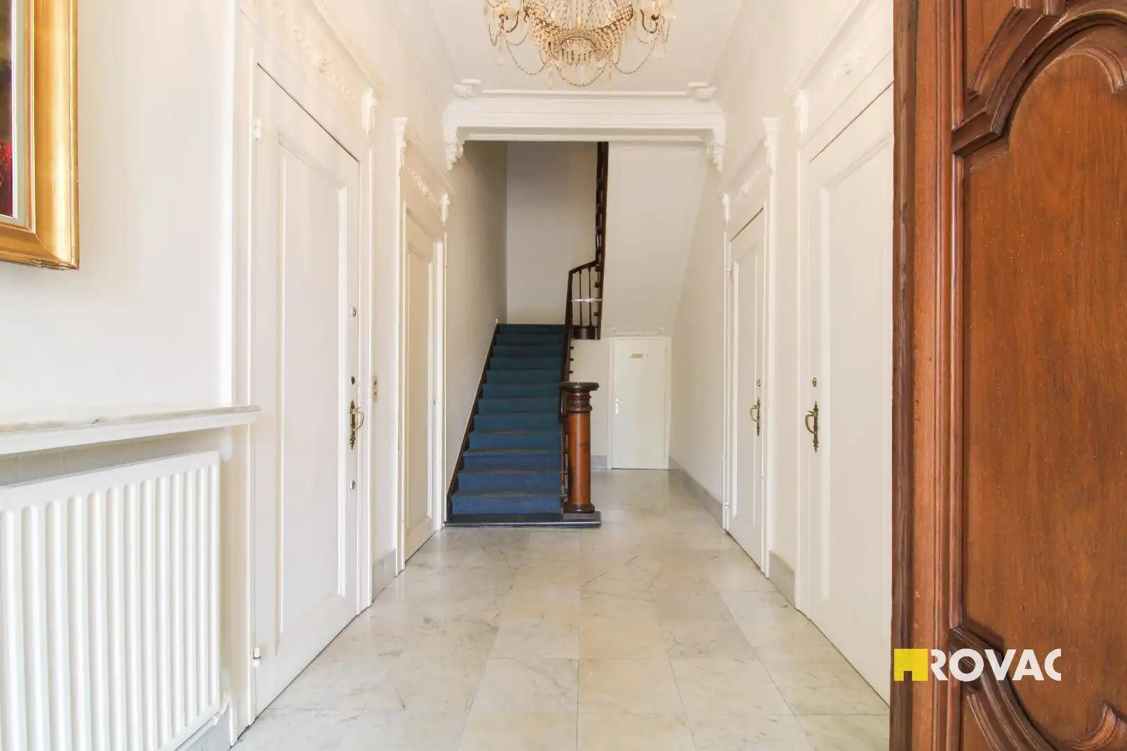 Volledig vernieuwd klassevol appartement op de 1ste verdieping met groot terras! foto 2