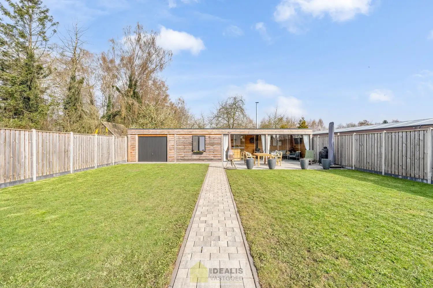 Recent gerenoveerde en perfect onderhouden eengezinswoning met lichtrijke leefruimte, praktisch uitgeruste keuken, 3 slaapkamers, knappe badkamer en knap bijgebouw! foto 41