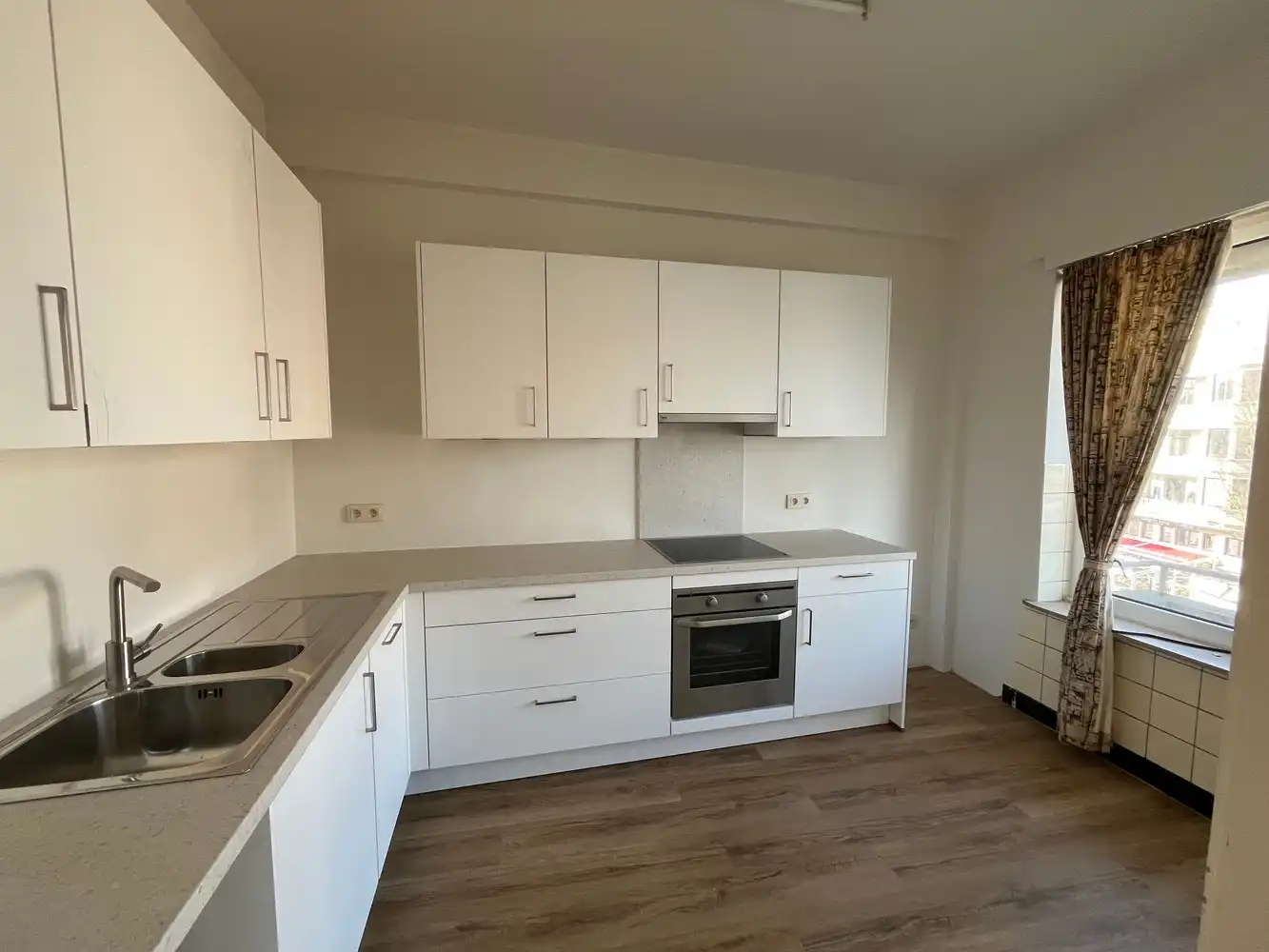 SINT - PETRUS EN PAULUSPLEIN 19 BUS 03.01 foto 2