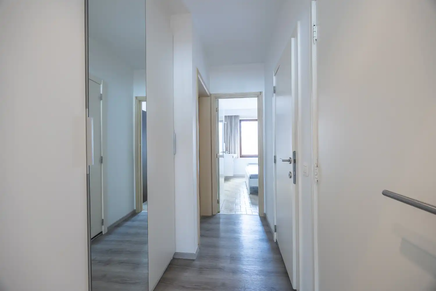 Instapklaar 2 slaapkamer-appartement met zijdelings zeezicht foto 14