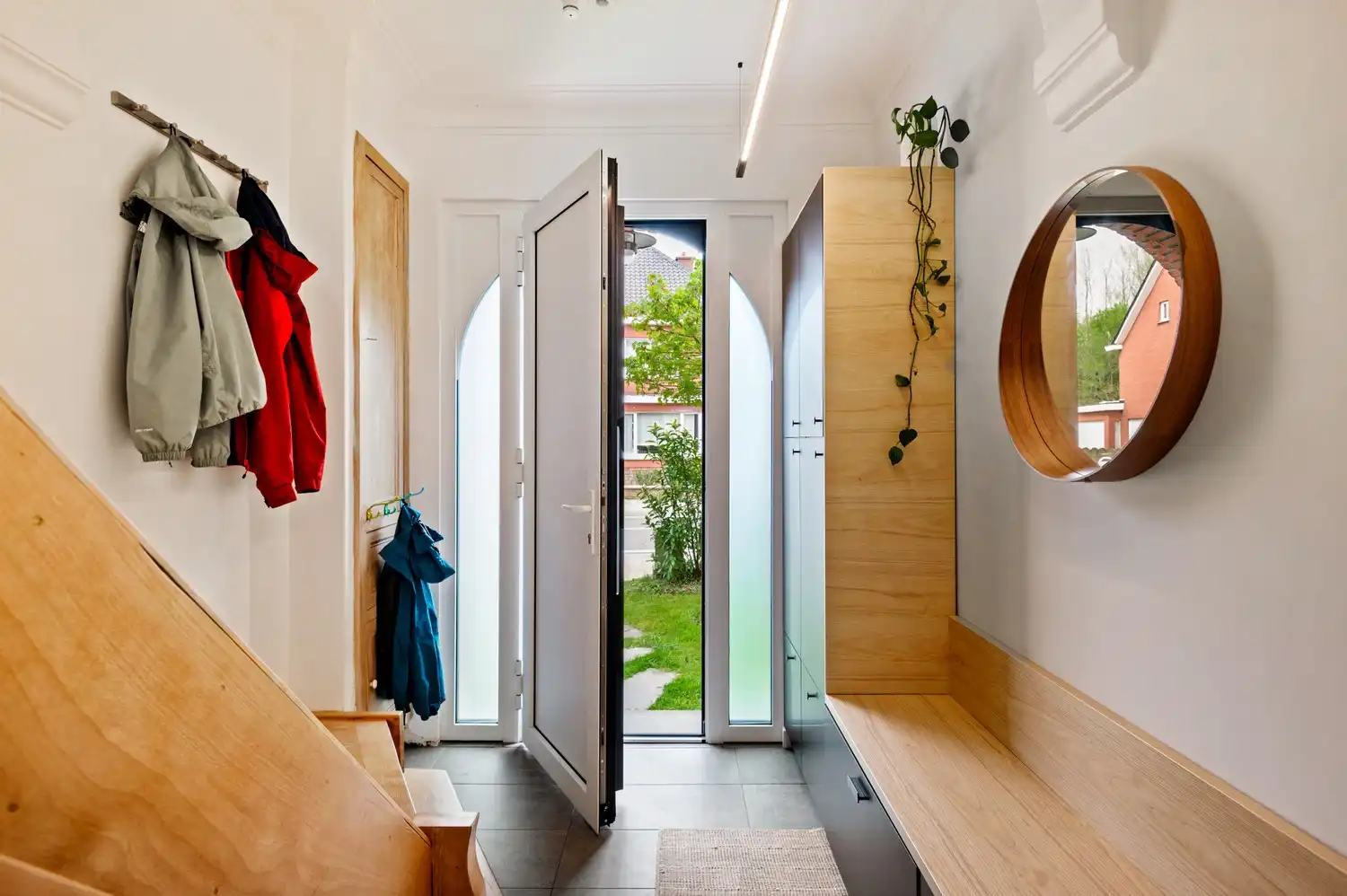 Instapklare woning met magazijn, 4 slaapkamers en 2 badkamers te Ranst! foto 3