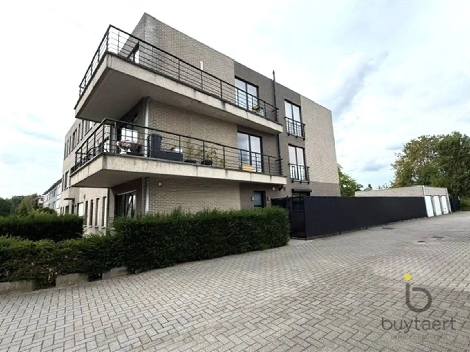 Hoekappartement met twee slpks en terrassen te Wommelgem. foto 16