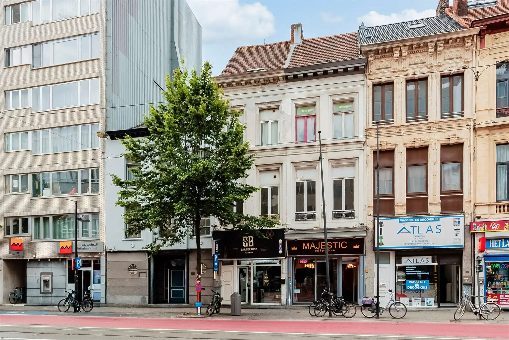 Handelshuis met gerenoveerde handelsruimte en renovatiepotentieel foto 12