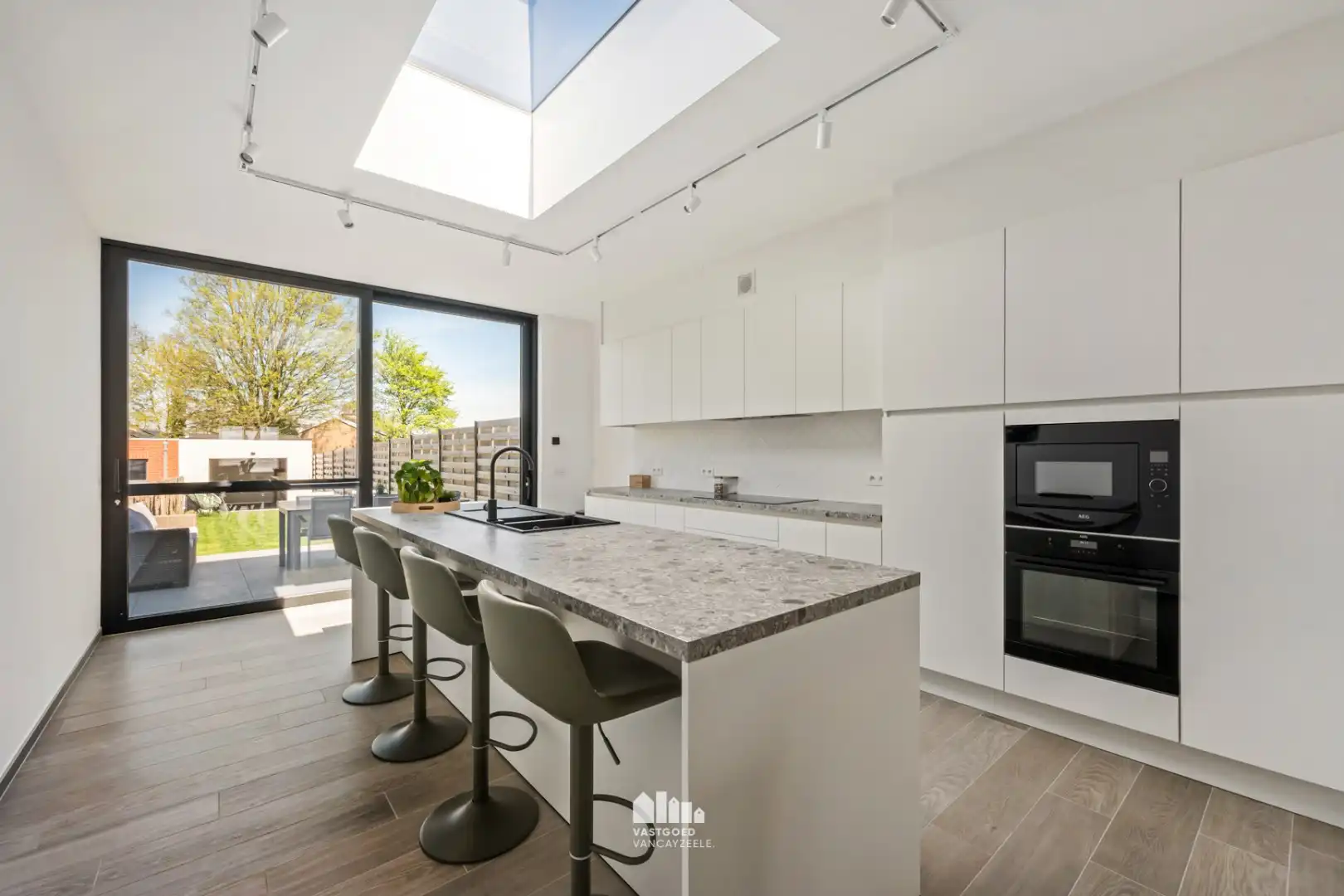 Volledig gerenoveerde woning met 5 slaapkamers, zonnige tuin en garage foto 12