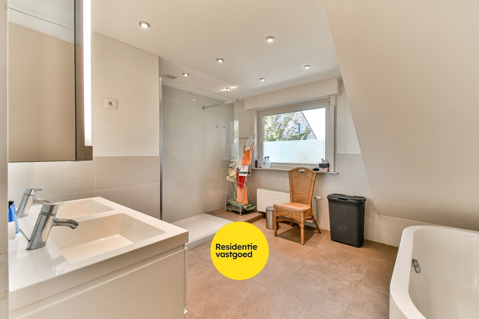 Rustig gelegen open bebouwing met grote tuin en veel ruimte foto 12