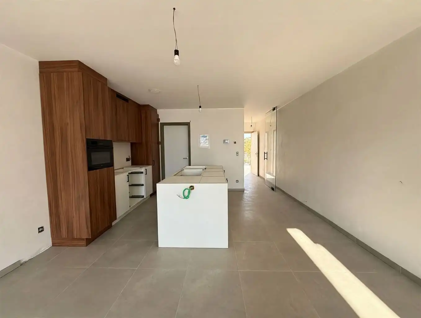 Gelijkvloers, energiezuinig BEN-appartement met 1 slaapkamer, ruim zuidgericht terras, private tuin en ondergrondse autostaanplaats in hartje Maaseik. foto 2
